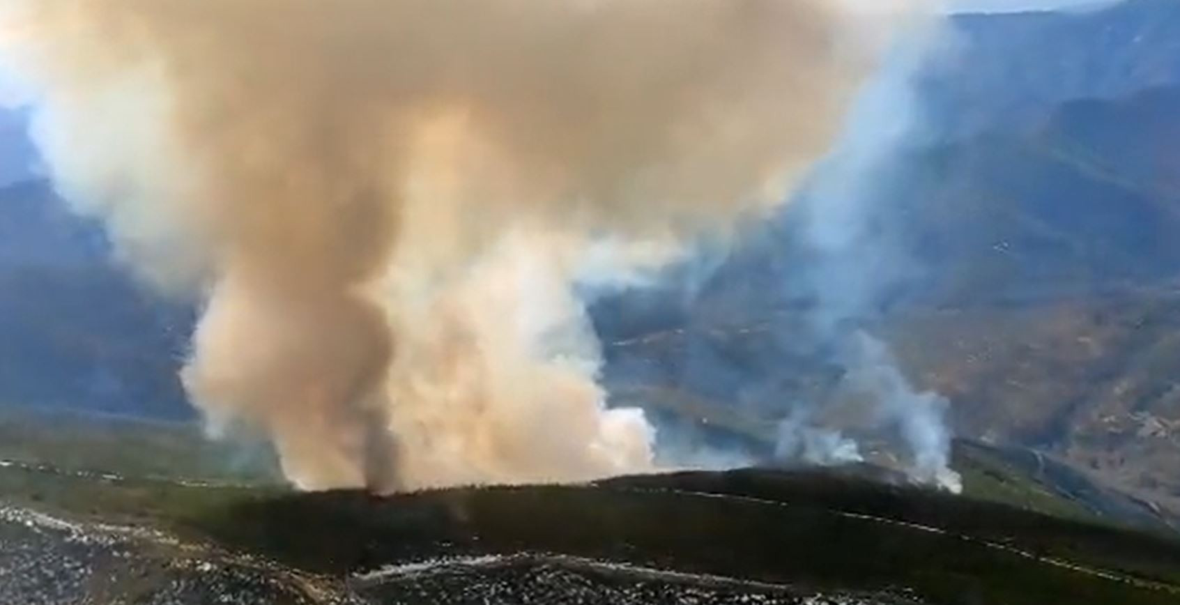 Medios aéreos y terrestres trabajan en la extinción de un incendio en