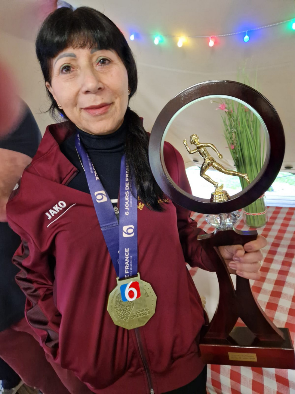 Mª Jose Tomaz Daquino con el trofeo que le acredita vencedora de lpos 6 dias de Francia